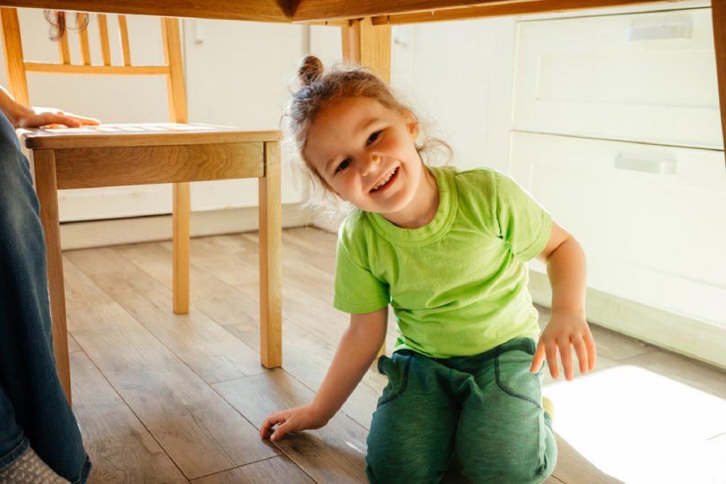 Pourquoi le plus jeune va sous la table pour la galette ?